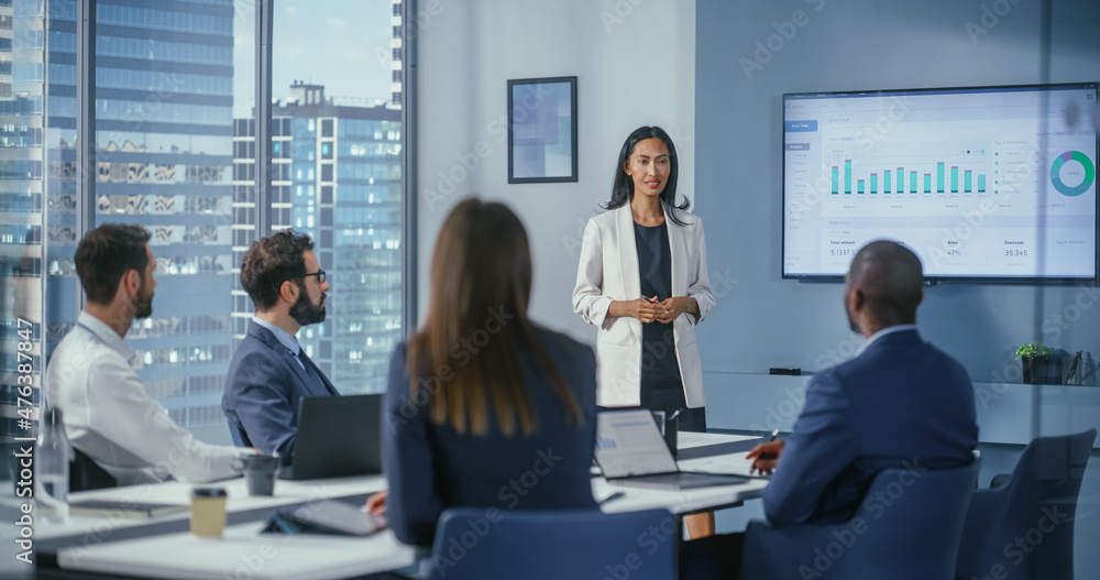 办公室会议室会议：自信的亚洲女性最高管理者画像展示电子商务I