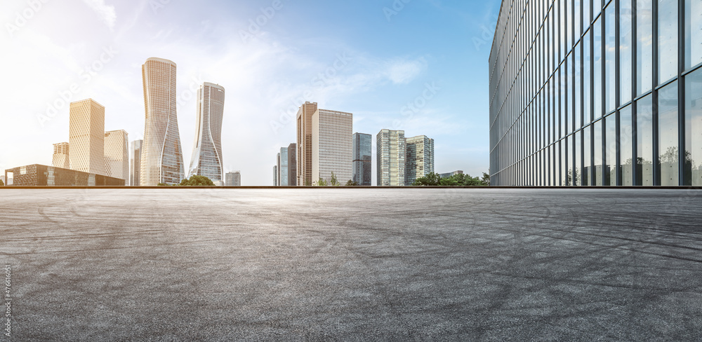 全景天际线和空旷道路的现代商业建筑