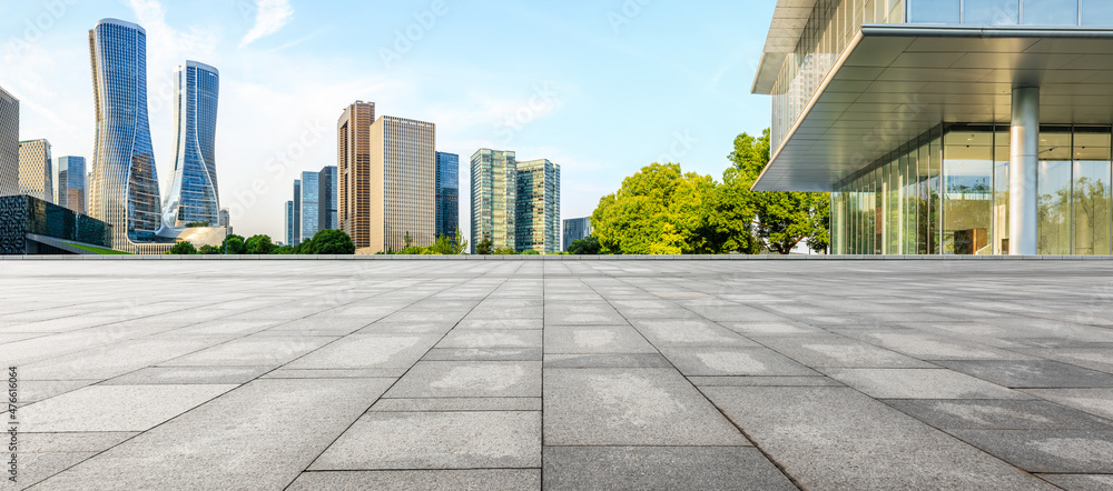 全景天际线和空置平方层的现代商业办公楼