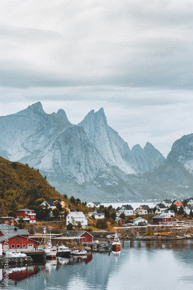 挪威景观Reine村-罗弗敦群岛-水峡湾景观中的山脉倒影-旅行sce