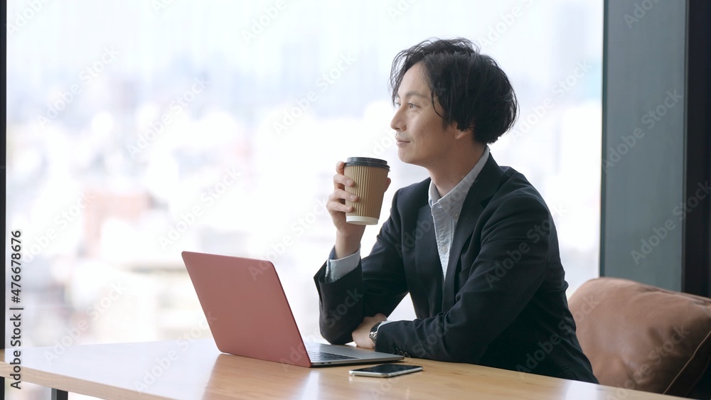 オフィスでコーヒーを飲むビジネスマン