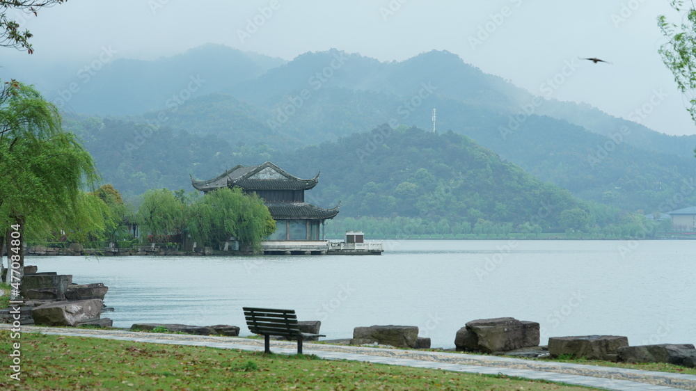 美丽的湖泊景观与沿岸的中国传统建筑