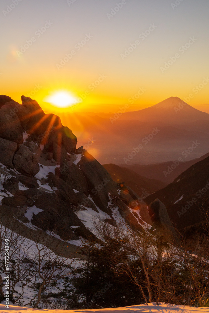 南アルプス（観音岳）で迎えるご来光　朝日と富士山