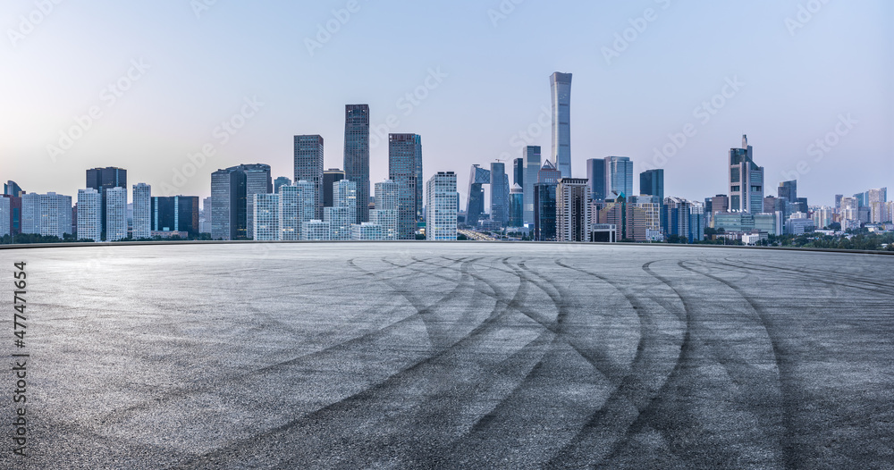 中国北京的全景天际线和空荡荡的现代商业办公楼。