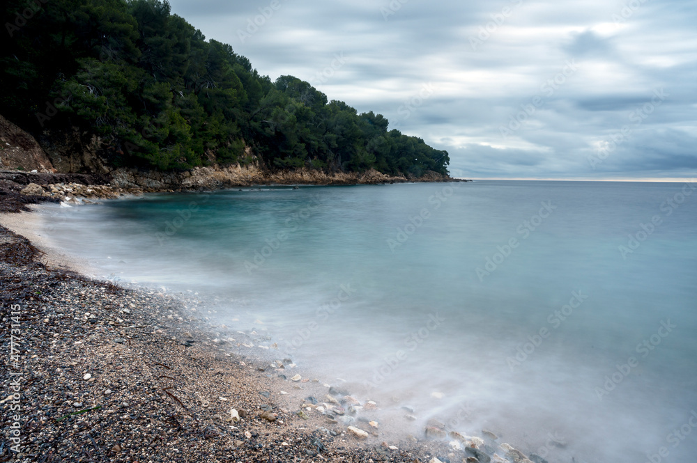 Plage sauvage sur la Côte méditerranéenne en France dans les Alpes-Maritimes en hiver le soir