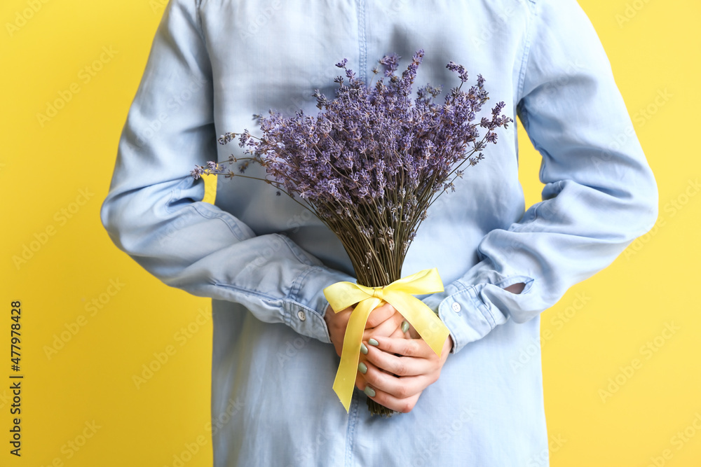 背景是美丽的淡紫色花朵的女人