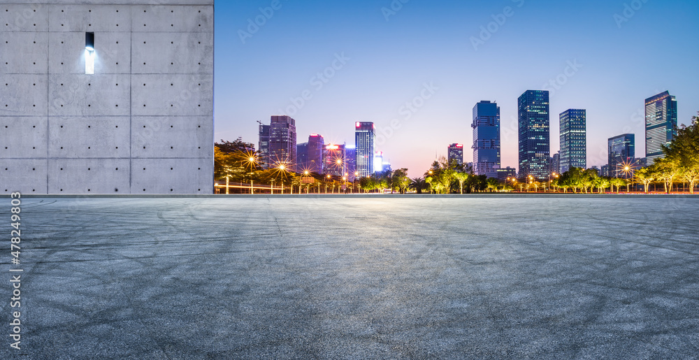 全景天际线和现代商业办公楼，空荡荡的道路。沥青道路和城市景观