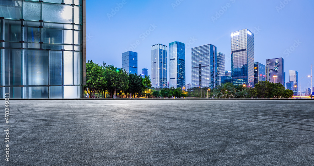 全景天际线和现代商业办公楼，道路空旷。沥青道路和城市景观