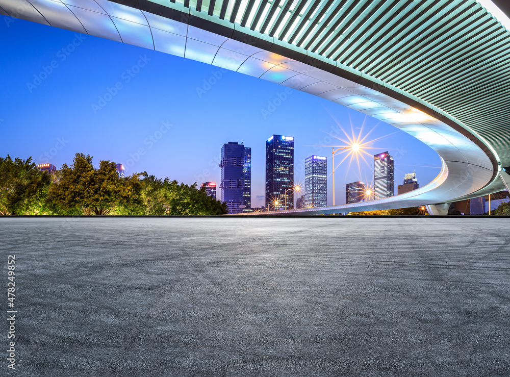 全景天际线和现代商业办公楼，空荡荡的道路。沥青道路和城市景观