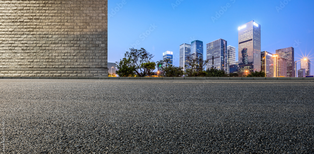 全景天际线和现代商业办公楼，空荡荡的道路。沥青道路和城市景观