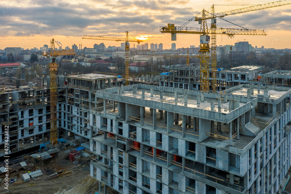 住宅区大型建筑鸟瞰图，其中有许多多层建筑正在施工