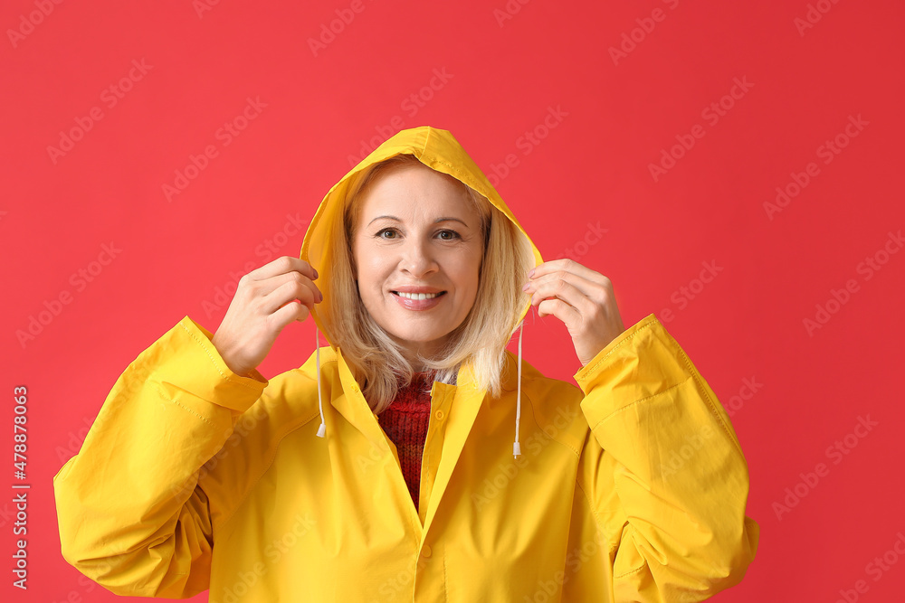 穿着彩色雨衣的美丽成熟女人