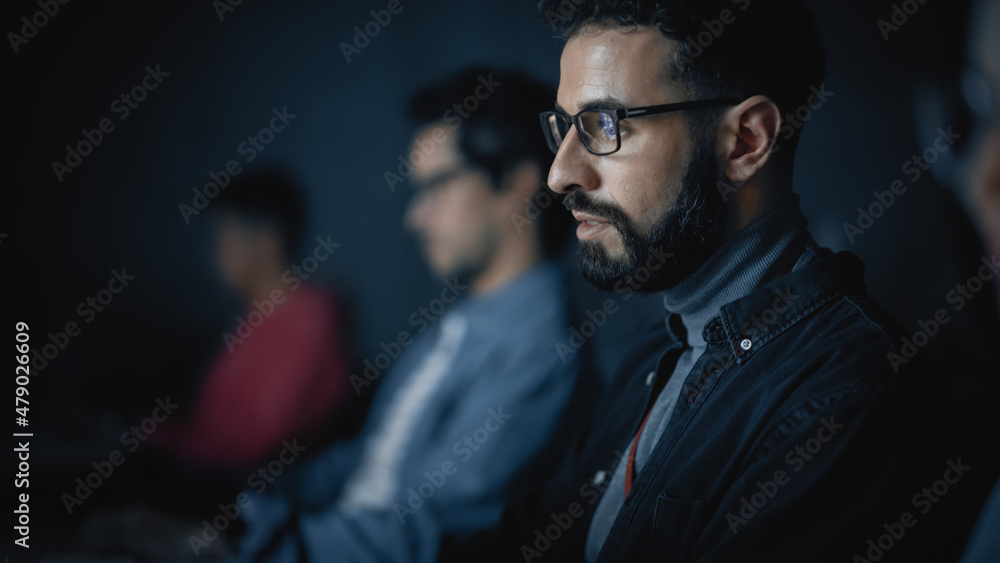 英俊聪明的男学生，与不同种族的同学一起在大学学习。他正在努力