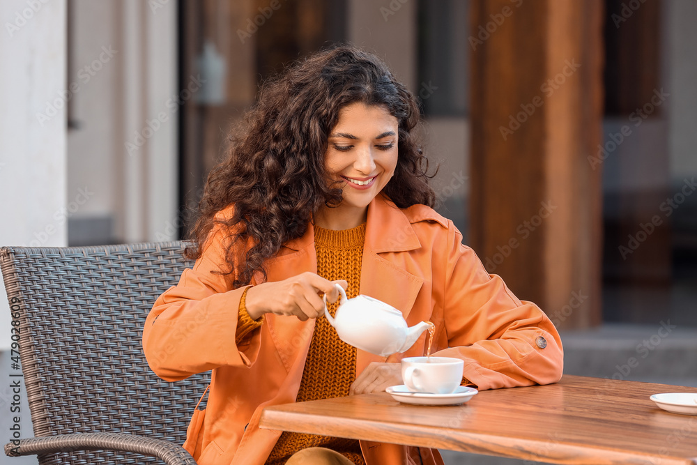 美女在街头咖啡馆喝茶