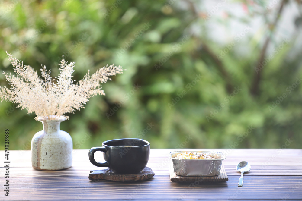 黑色咖啡杯和干草花瓶甜点