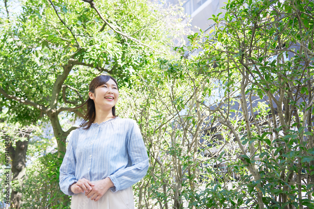 女性　ポートレート　笑顔　屋外