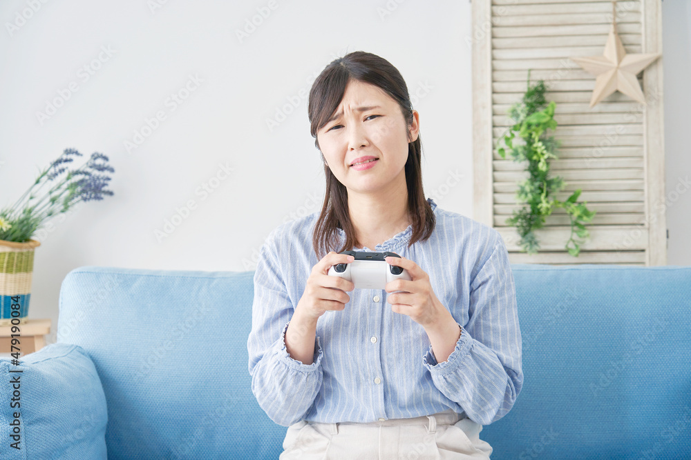 女性　テレビゲーム　落ち込む