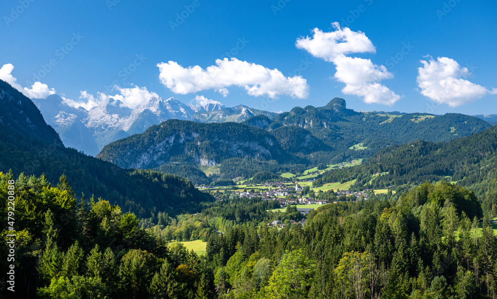 Idyllic夏季高山景观，有一个小村庄，背景是美国的Loferer Steinberge