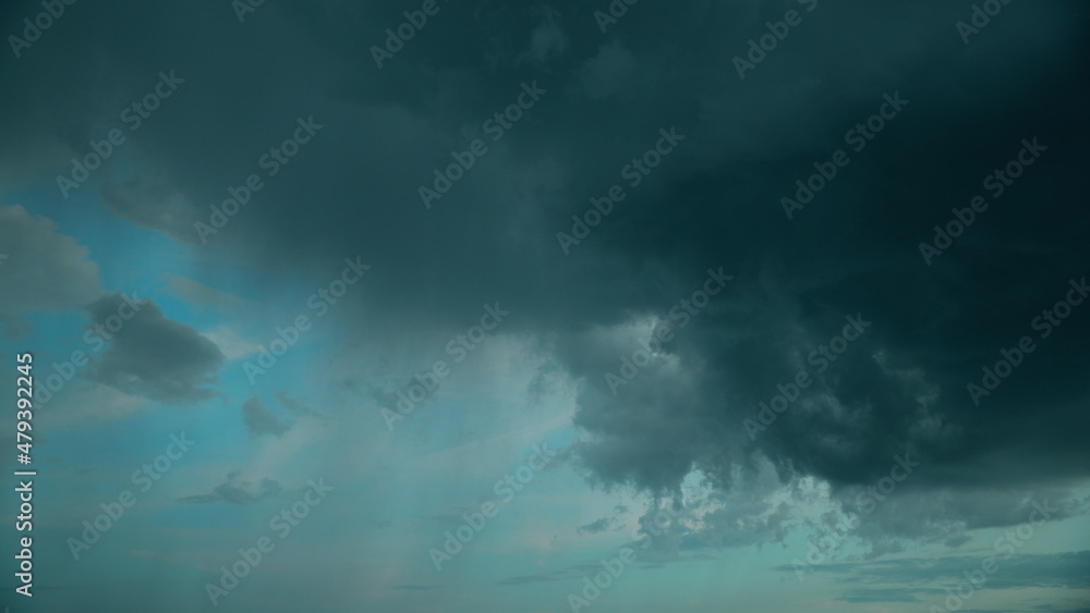 4K延时夜景蓝色多云多雨的天空。R中闪烁雷鸣的戏剧性天空