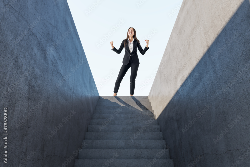 快乐的欧洲女人在抽象的混凝土楼梯上与阳光一起庆祝成功。成长
1487559584,我保证说实话。一个诚实、有责任心的大胡子男人站着，举起手说：