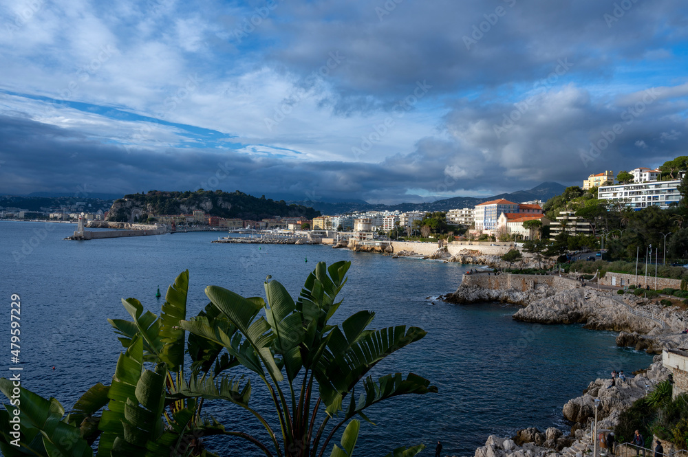 Paysage marin du rivage méditerranéen au Cap de Nice en hiver avec des vagues et des rochers au couc