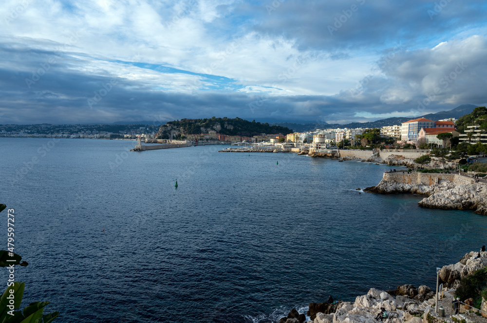 Paysage marin du rivage méditerranéen au Cap de Nice en hiver avec des vagues et des rochers au couc