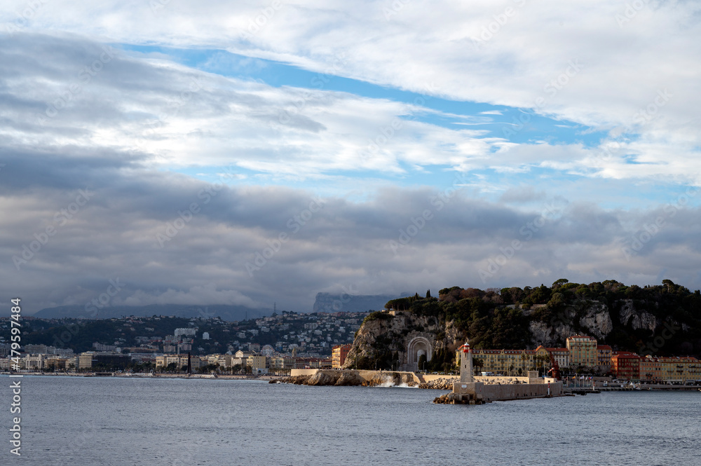 Paysage marin du rivage méditerranéen au Cap de Nice en hiver avec des vagues et des rochers au couc