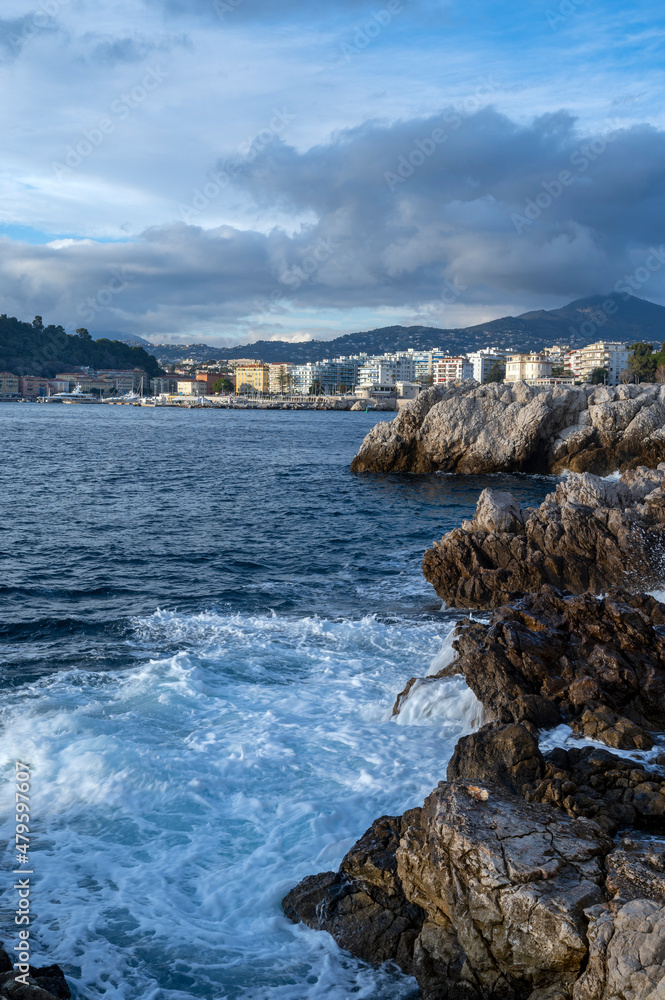 Paysage marin du rivage méditerranéen au Cap de Nice en hiver avec des vagues et des rochers au couc