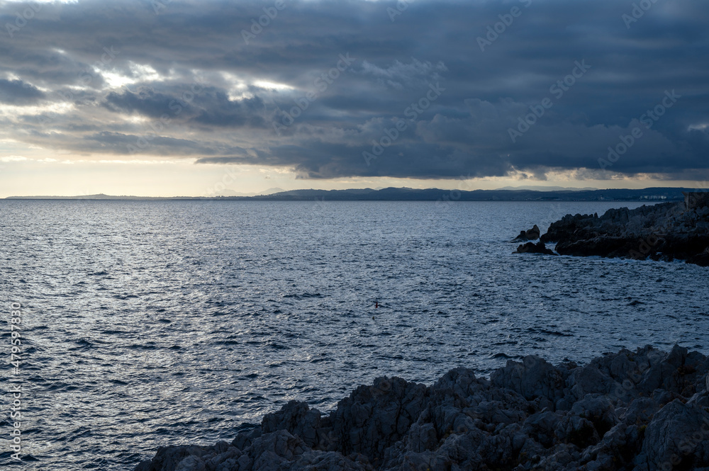 Paysage marin du rivage méditerranéen au Cap de Nice en hiver avec des vagues et des rochers au couc