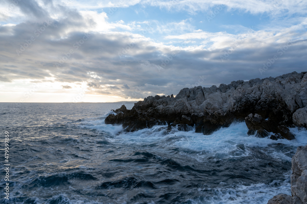 Paysage marin du rivage méditerranéen au Cap de Nice en hiver avec des vagues et des rochers au couc