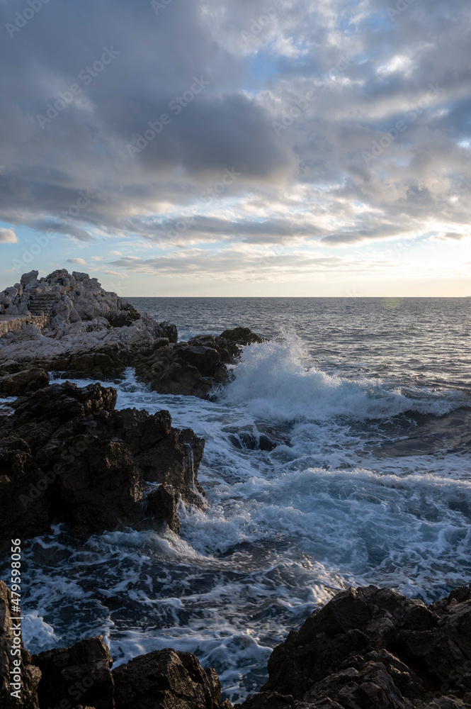 Paysage marin du rivage méditerranéen au Cap de Nice en hiver avec des vagues et des rochers au couc