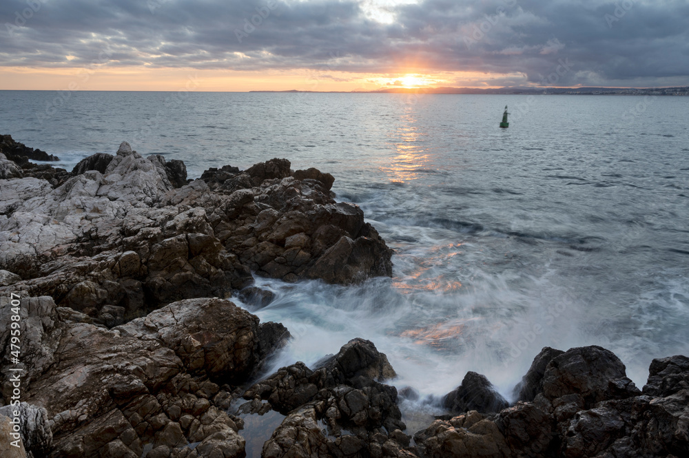 Paysage marin du rivage méditerranéen au Cap de Nice en hiver avec des vagues et des rochers au couc