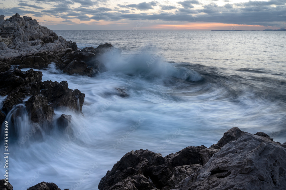 Paysage marin du rivage méditerranéen au Cap de Nice en hiver avec des vagues et des rochers au couc