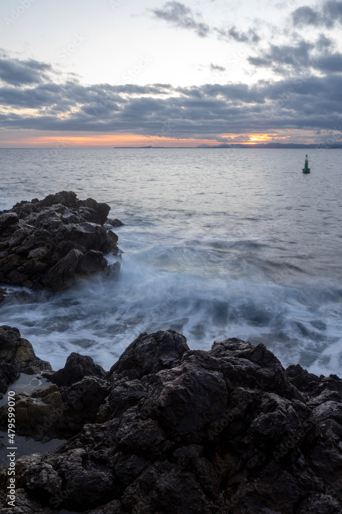 Paysage marin du rivage méditerranéen au Cap de Nice en hiver avec des vagues et des rochers au couc