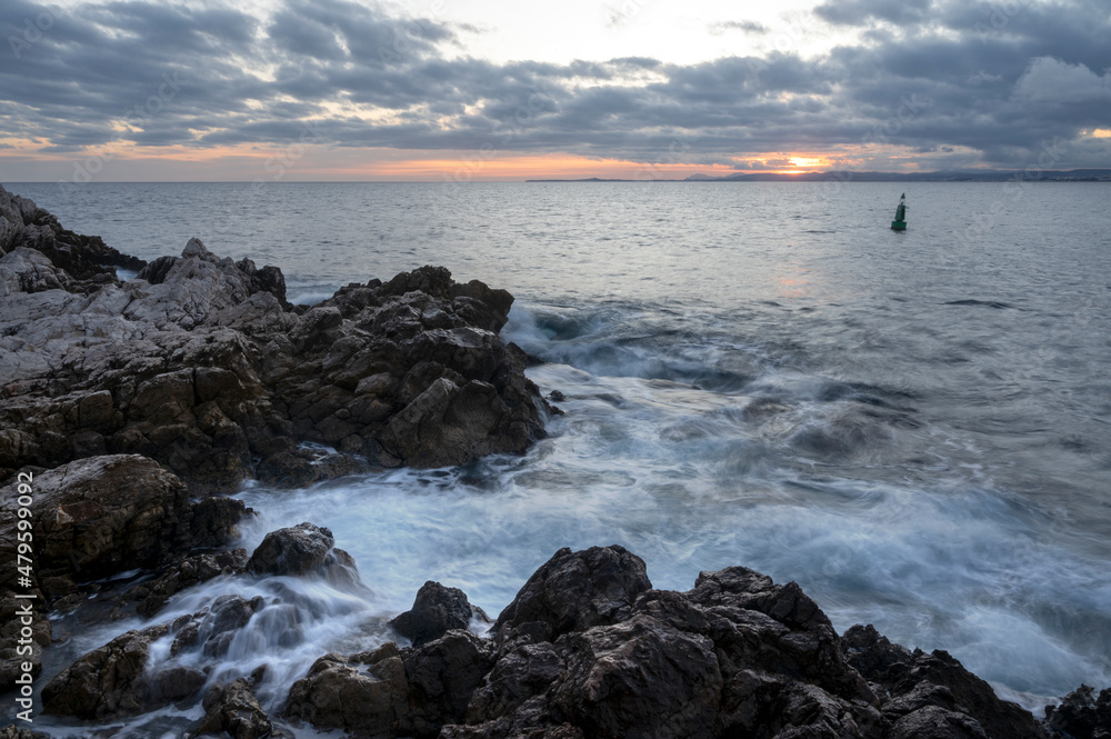 Paysage marin du rivage méditerranéen au Cap de Nice en hiver avec des vagues et des rochers au couc