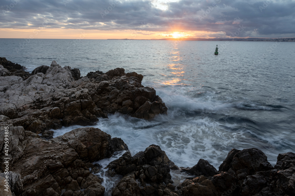 Paysage marin du rivage méditerranéen au Cap de Nice en hiver avec des vagues et des rochers au couc