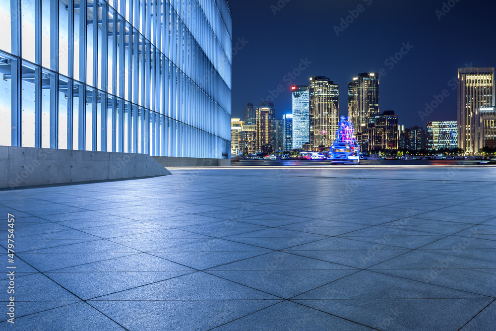 中国上海夜晚的空旷广场和现代城市建筑。