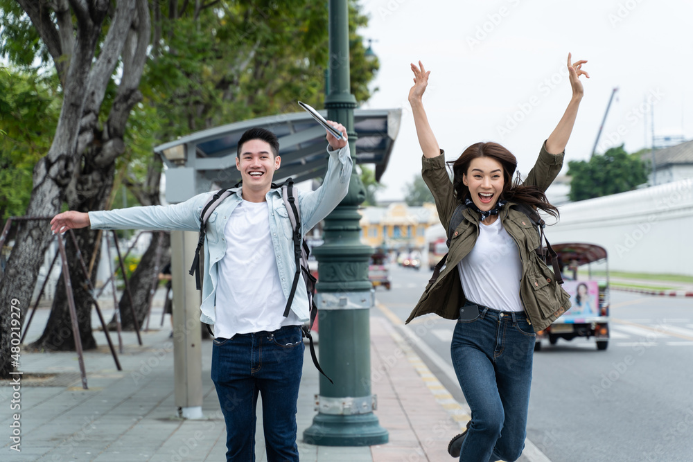 亚洲有魅力的浪漫情侣在城市进行蜜月旅行。