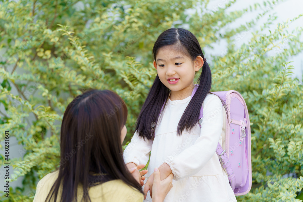 通学を見送るお母さん