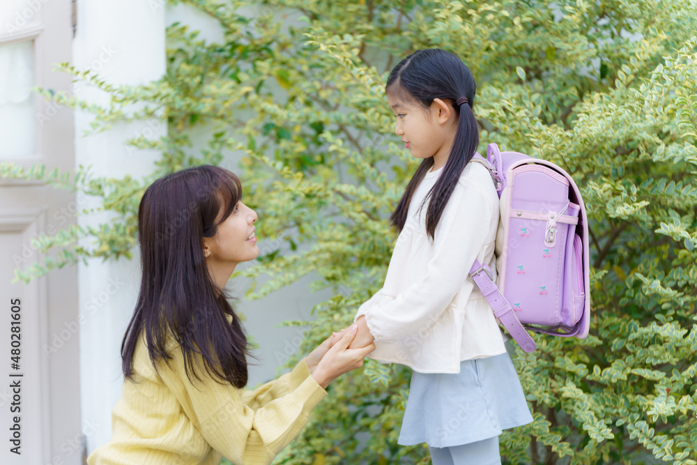 通学を見送るお母さん