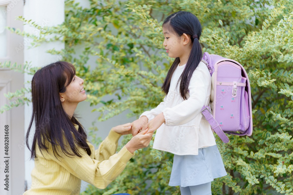 通学を見送るお母さん