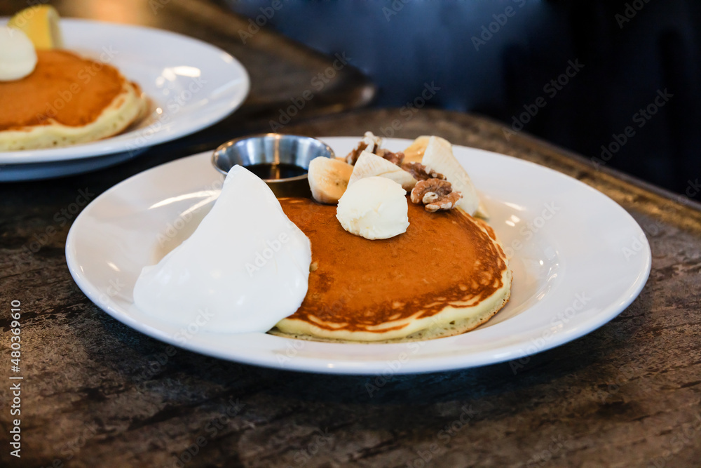 皿に盛られたおいしそうなホットケーキ