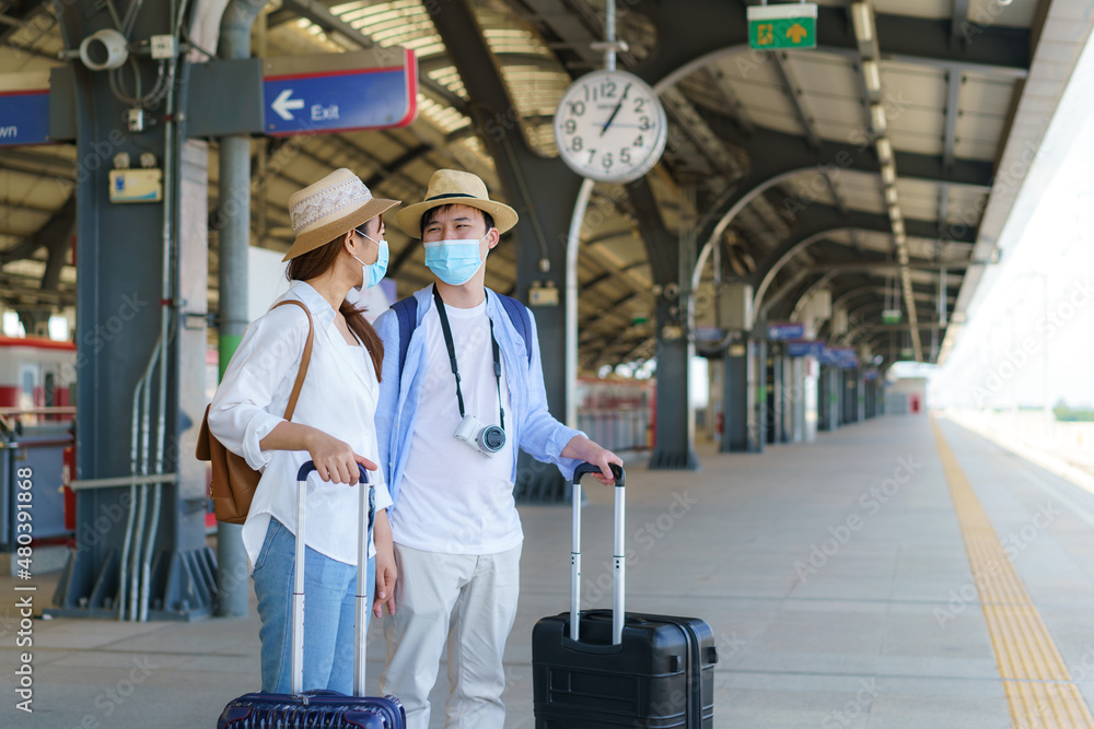 亚洲旅行者夫妇在泰国曼谷火车站等火车，旅行与运输