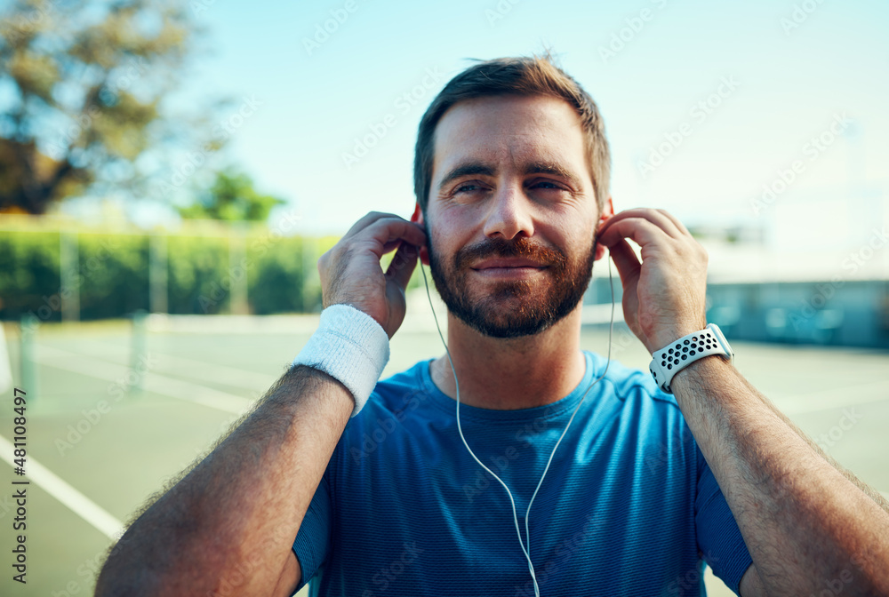 设置音乐以适应他的情绪。一个运动型年轻人在锻炼时听音乐的镜头