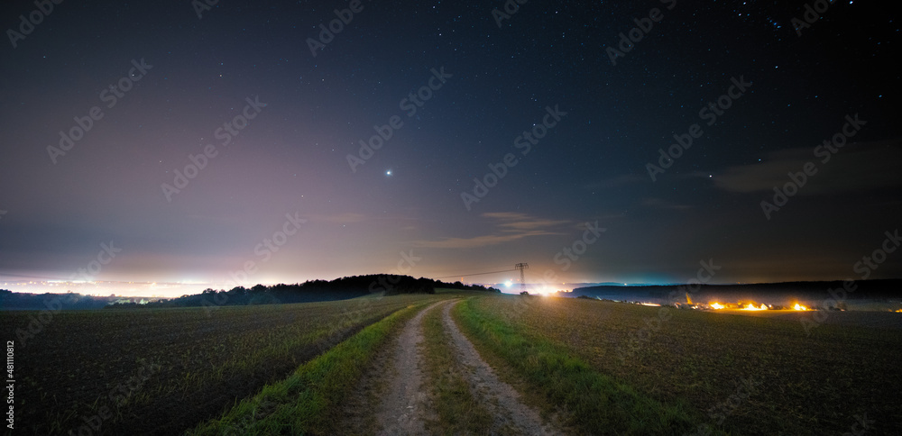 夜景田野与土路，星空