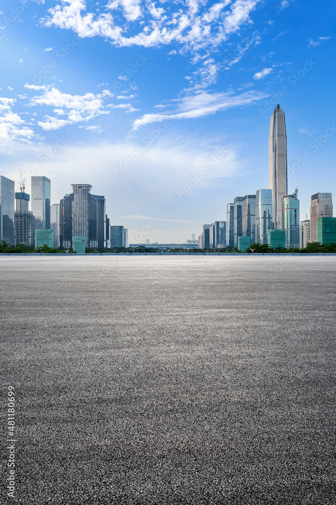 中国深圳的沥青道路和城市天际线，以及现代化的商业办公楼。