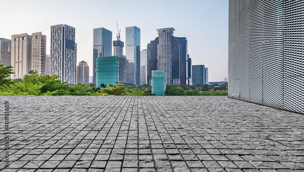 中国深圳的全景天际线和空荡荡的现代化商业办公楼。空荡荡的