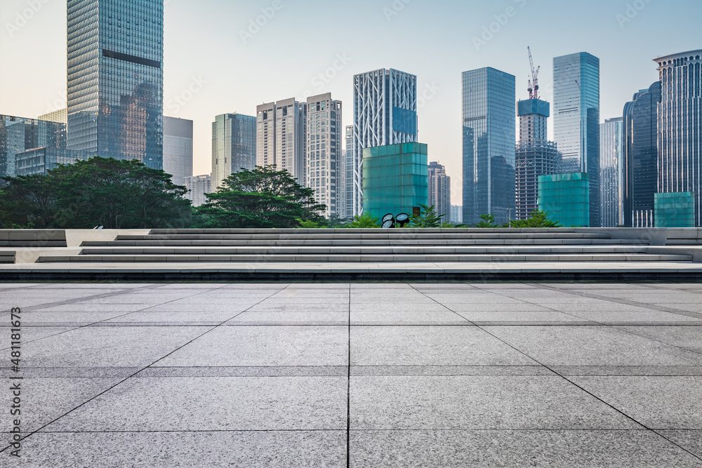 中国深圳，空荡荡的广场和城市天际线与现代商业写字楼。