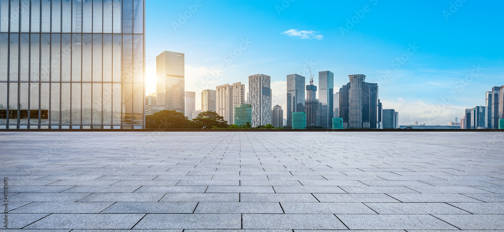 中国深圳的全景天际线和现代商业写字楼，空荡荡的马路。空荡荡的