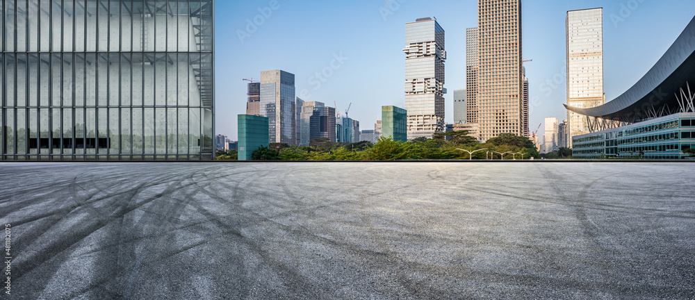 中国深圳的沥青道路和城市天际线，以及现代化的商业办公楼。